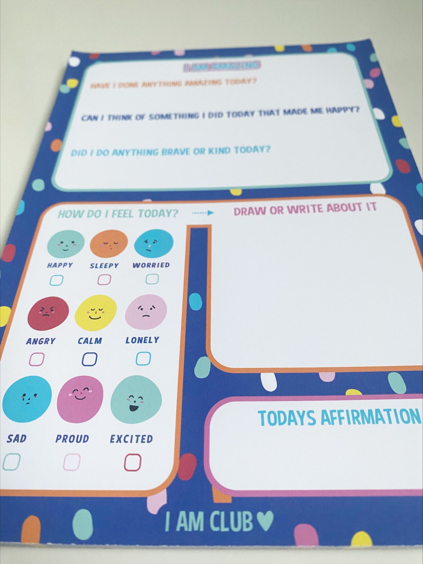 i am amazing notepad, a notepad that helps children talk about their day with questions like, have i done anything amazing today and todays affirmation.