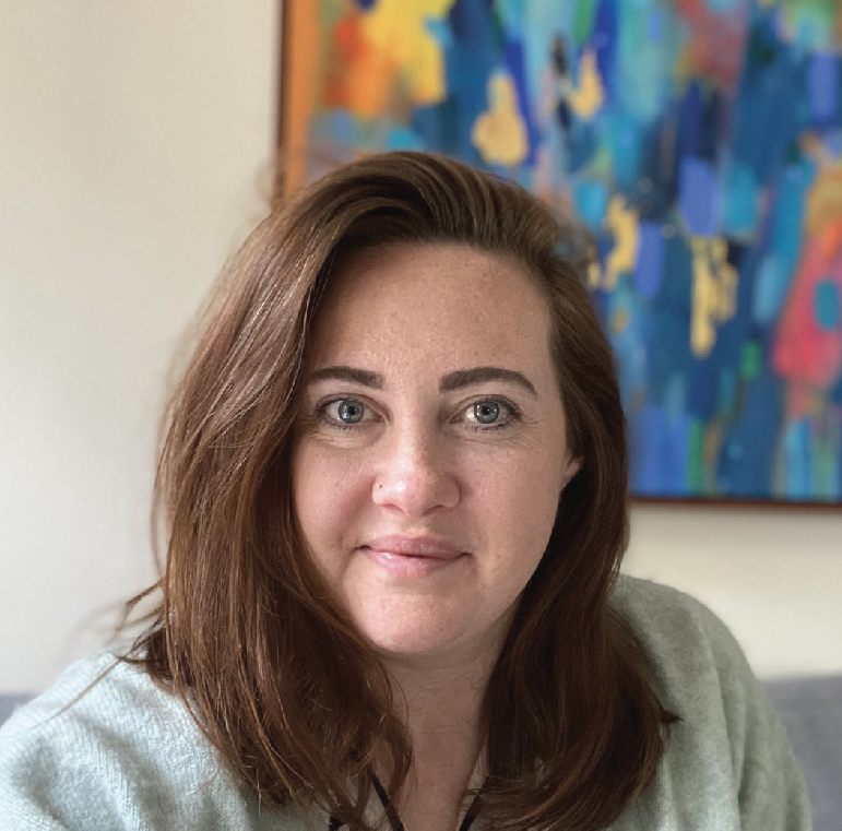 Picture of the founder Ellie, brown hair, 37 year old women looking at the camera smiling